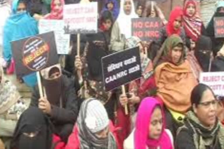 Mumbai Bagh  Protest against CAA at Mumbai Bagh  Women protesting against CAA  CAA and NRC protest  protesters allege manhandling by police  പൗരത്വ പ്രതിഷേധം  സ്ത്രീകളെ പൊലീസ് ആക്രമിച്ചതായി പരാതി  മുംബൈ ബാഗ്  സി‌എ‌എ  എൻ‌ആർ‌സി  തെക്കൻ മുംബൈ