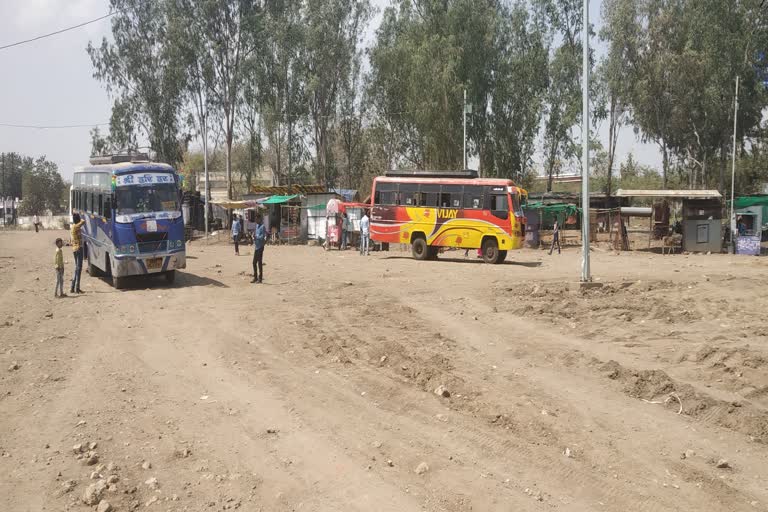 a-clutter-of-chaos-in-the-new-bus-stand-of-nagar-parisad-tendukheda-in-narsinghpur