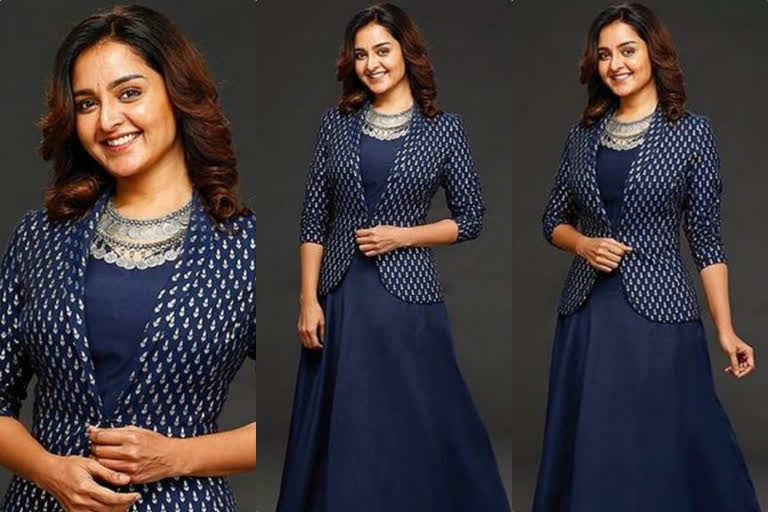 actress manju warrier new outfit  പൂര്‍ണ്ണിമയുടെ ഡിസൈനിങ്; നീല ഗൗണില്‍ സുന്ദരിയായി മഞ്ജു  നീല ഗൗണില്‍ സുന്ദരിയായി മഞ്ജു  actress manju warrier  manju warrier new outfit