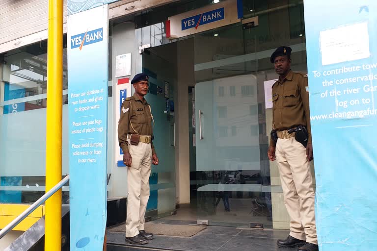Police deployed in Yes Bank in Ranchi