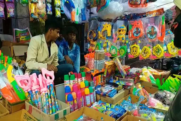 बाजार में इंडियन पिचकारी, Indian Water gun in market