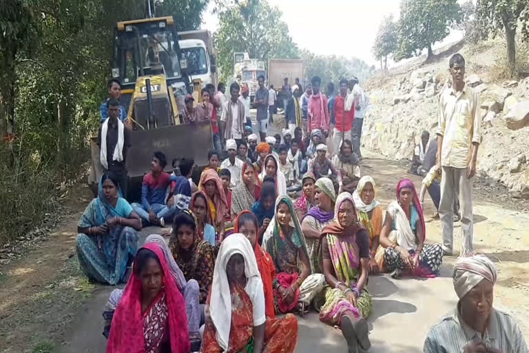 Farmers sitting on dharna demanding demand