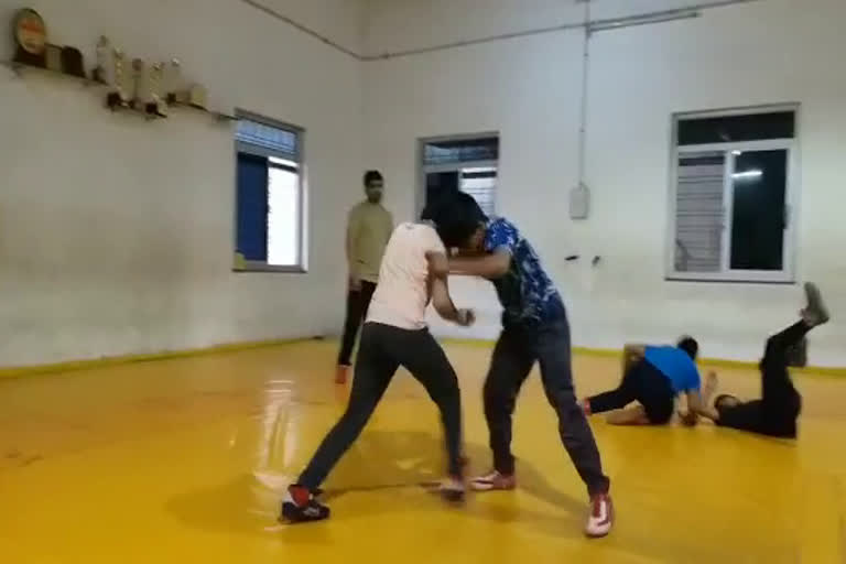 बालिकाओं को सिखाए जा रहे हैं आत्मरक्षा के गुर,  Girls are being taught self defense tricks