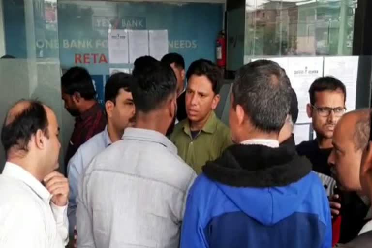 Line of people in Yes Bank in Ballabgarh