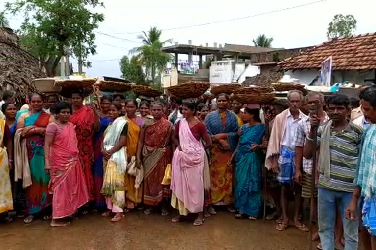 ములగపూడిలో నిరసన వ్యక్తం చేస్తున్న ఉపాధి హామీ కూలీలు