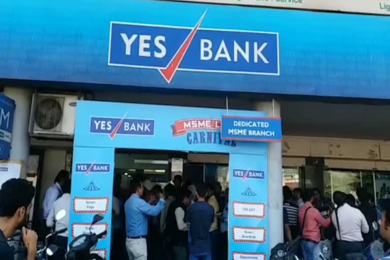 Cluster of customers outside Yes Bank in Bhopal