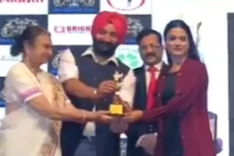 gujarati-parul-modi-wins-best-indian-model-icon-award-for-2020