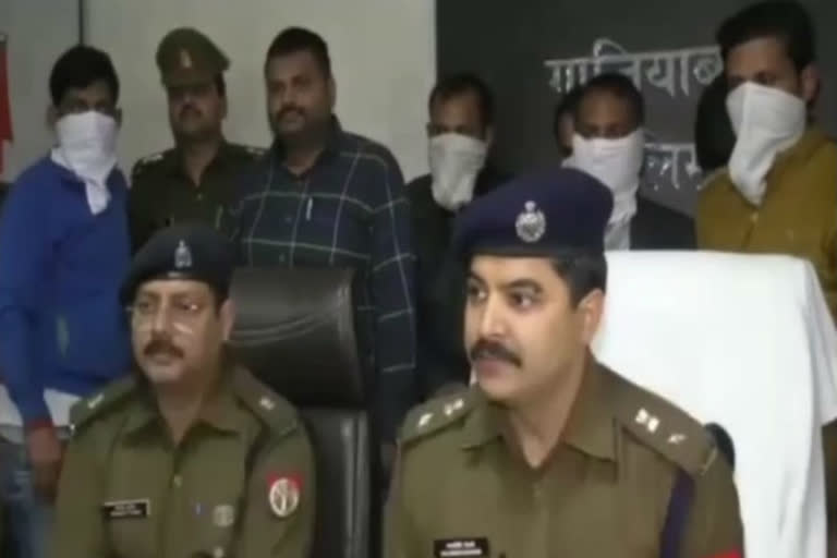 Ghaziabad police arrested eight thugs who cheated in the name of getting jobs