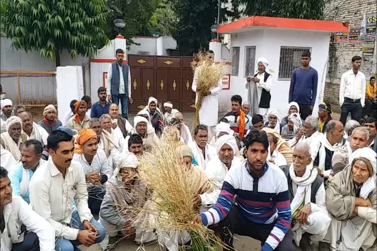 Farmers surrounded collector bungalow