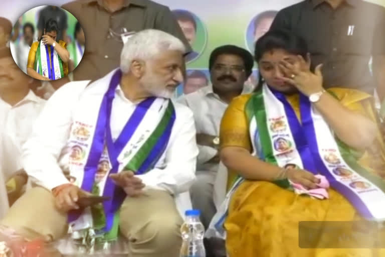 deputy cm puspha srivani cried on stage