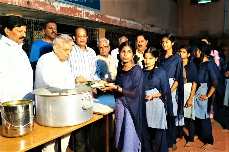 rajapet trust members dontaion sanacks to government ssc students