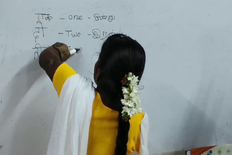 panruti woman teaches free Hindi classes for children