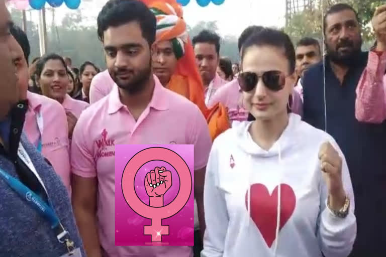 Actress Ameesha Patel participated in Women's for Walk