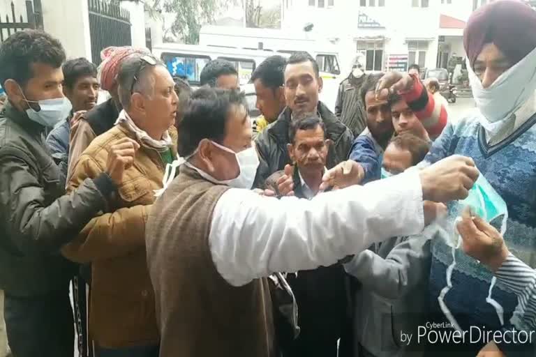 social worker somnath dabgotra distribute free-mask near jammu hospital in jammu