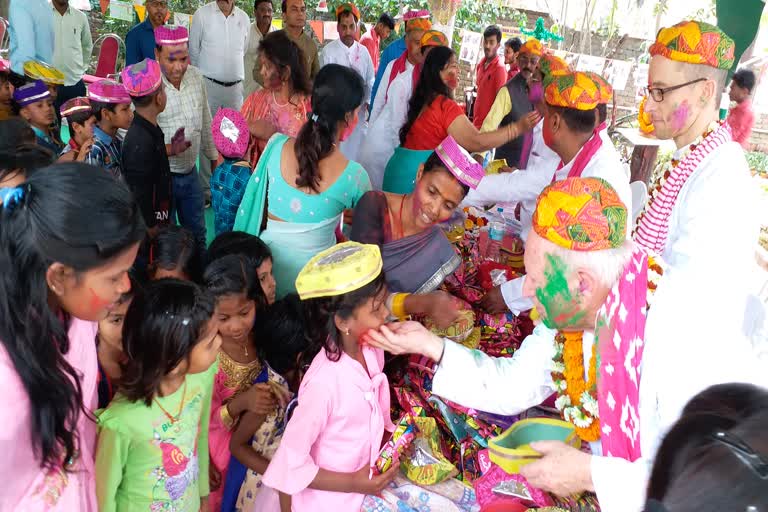 Foreigners played Holi with children in gaya