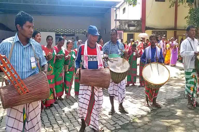 जमशेदपुरः ग्रामीण महिलाओं ने अपने अंदाज में मनाया महिला दिवस