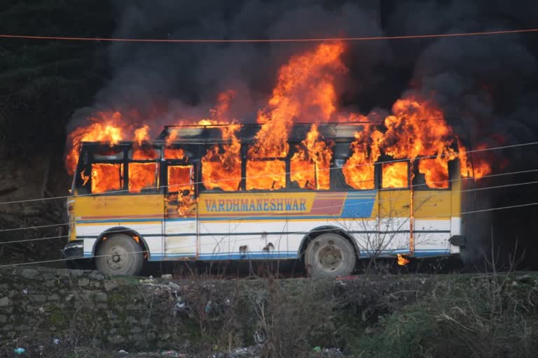 bus caught fire in Manikaran