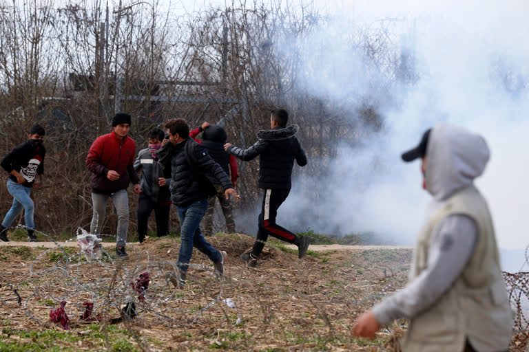 syria migrants confronting greece officers