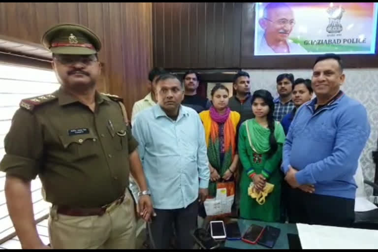 Ghaziabad police returned theft phone to owner