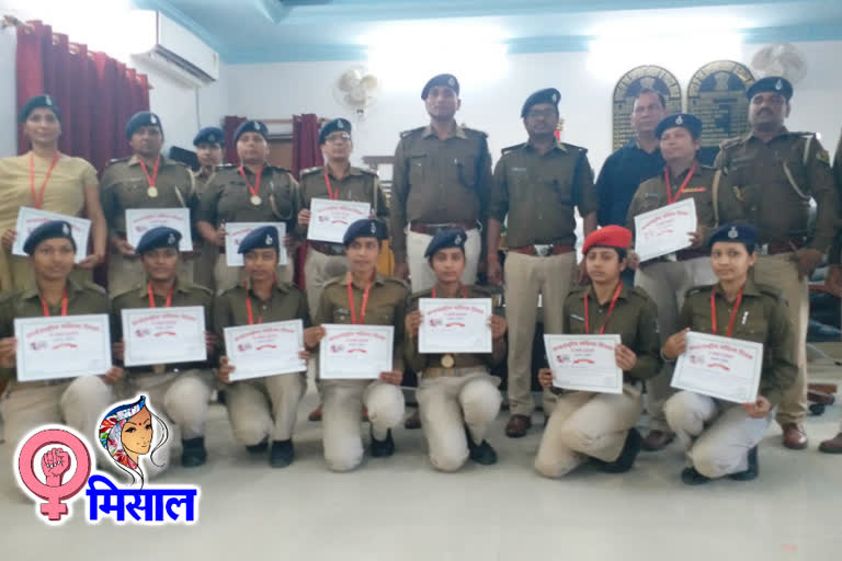 महिला पुलिसकर्मियों को सम्मानित किया