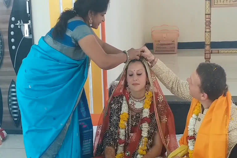 alexandra-and-alina-tied-in-hindu-rituals-in-iskon-temple-of-khargone