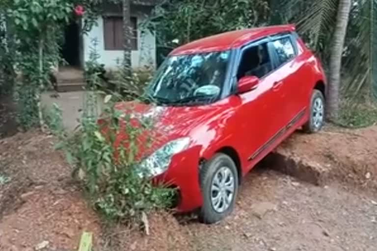 Car accident Kozhikode Nadapuram driver escaped unhurt car crashed out of control car crashed ഓർക്കാട്ടേരി കാര്‍ നിയന്ത്രണം വിട്ട് തകര്‍ന്നു ഡ്രൈവര്‍ പരിക്കേല്‍ക്കാതെ രക്ഷപ്പെട്ടു ഇരിങ്ങണ്ണൂര്‍