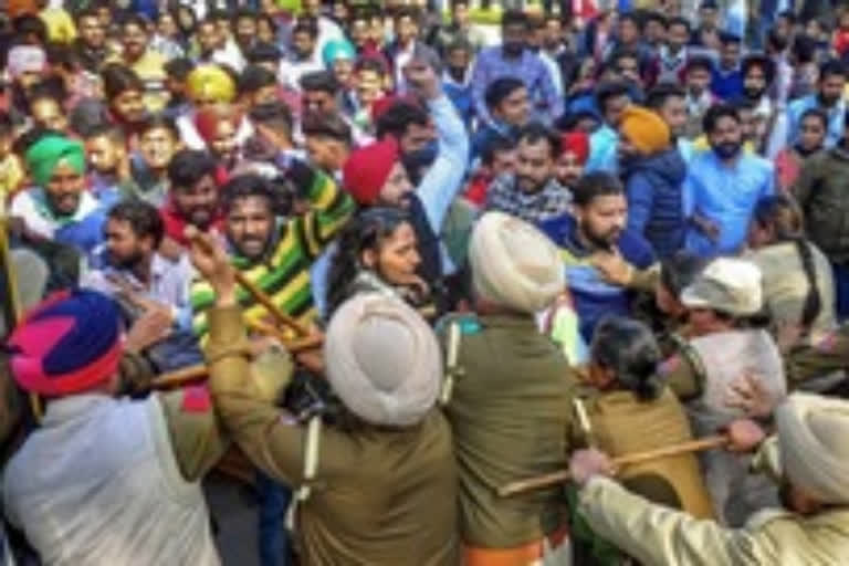 Police 'lathicharge' protesters in Punjab