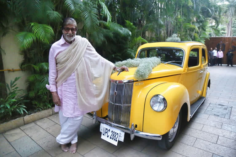 Amitabh Bachchan, Amitabh Bachchan news, Amitabh Bachchan updates, Amitabh Bachchan goes vintage in new Twitter post, अमिताभ बच्चन, अमिताभ बच्चन ने विंटेज कार के साथ साझा की तस्वीर, अमिताभ बच्चन का फोटो हुआ वायरल