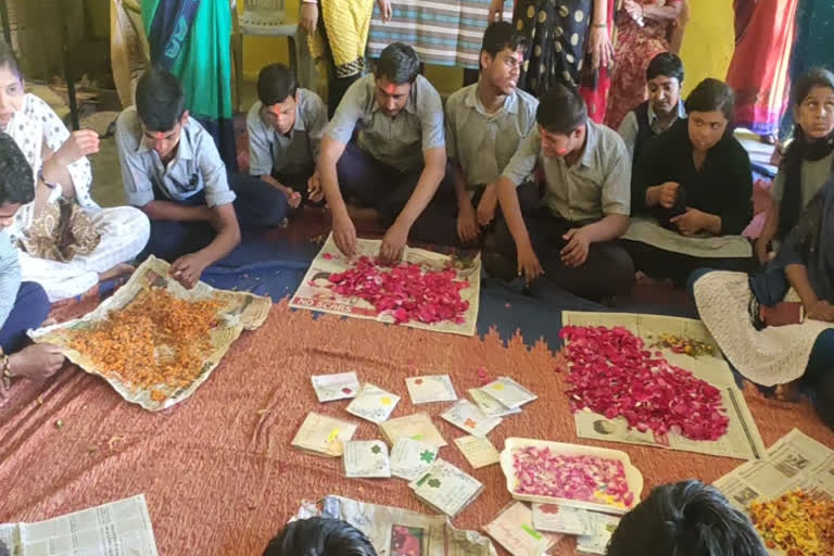 children made eco-friendly colors with flowers in hoshangabad