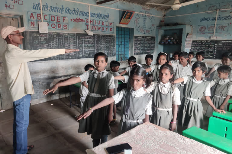 dindori-taluka-students-Oath-not-to-play-color