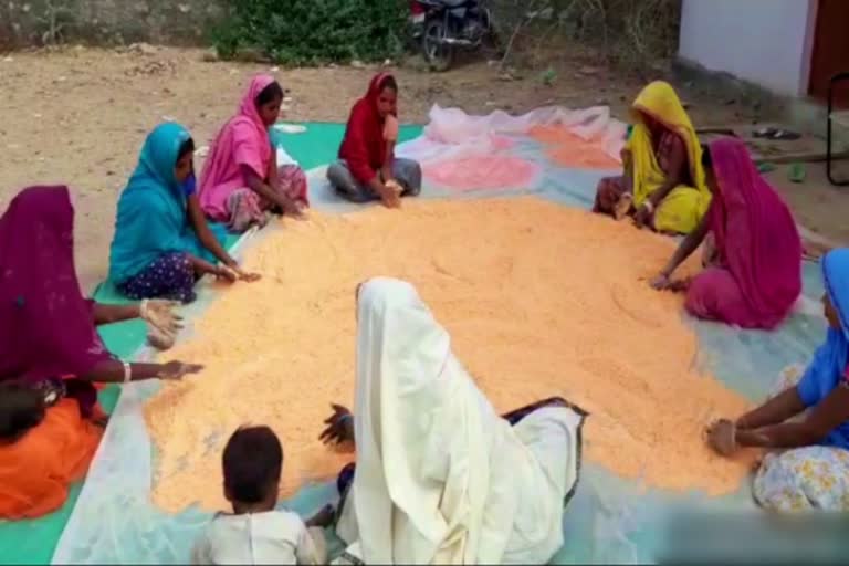 महिलाएं बना रहीं हर्बल गुलाल, Women are making herbal gulal