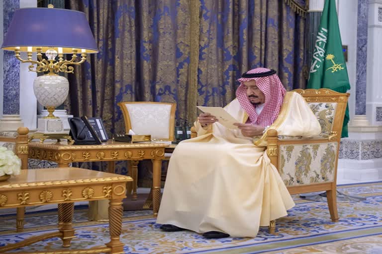 'சவூதி மன்னர் மரணிக்கவில்லை'- வதந்திக்கு முற்றுப்புள்ளி  சவூதி மன்னர் உடல்நிலை  மன்னர் உடல் நிலை குறித்து வதந்தி  சவூதி அரேபியா, வதந்தி, மன்னர் சல்மான், பட்டத்து இளவரசவர்  Game of Thrones in Saudi Arabia: State media releases photos of King Salman after rumours of death, coup  Saudi Arabia King Salman  King Salman rumours of death