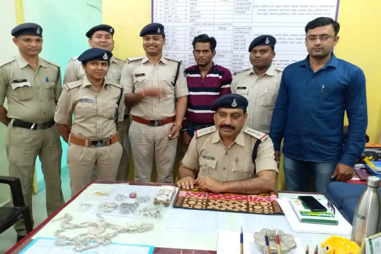 police arrested thieves along with theft jewelries in narsinghpur