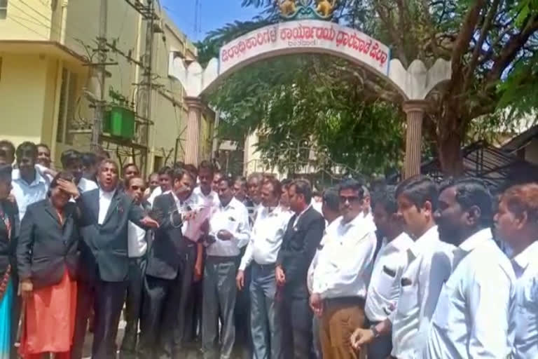 Advocate protest, Advocate protest in Dharwad, Dharwad Advocate protest, ವಕೀಲರು ಪ್ರತಿಭಟನೆ, ಧಾರವಾಡದಲ್ಲಿ ವಕೀಲರು ಪ್ರತಿಭಟನೆ, ಧಾರವಾಡ ವಕೀಲರು ಪ್ರತಿಭಟನೆ ಸುದ್ದಿ,