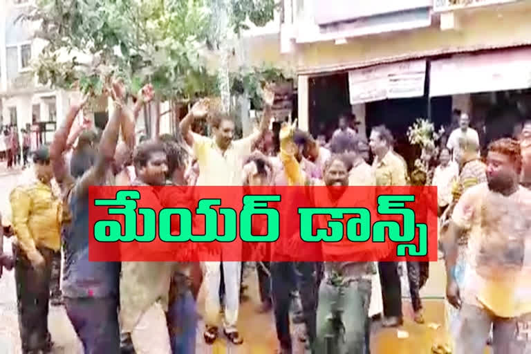 karimnagar mayor danced with the young men