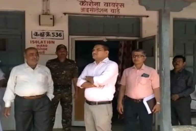 collector-deepak-arya-inspected-isolation-ward-in-balaghat