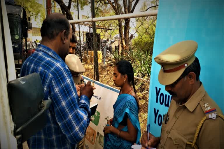 collector office dharmapuri தருமபுரி பெண் தீக்குளிக்க முயற்சி பெண் தீக்குளிக்க முயற்சி தருமபுரி மாவட்ட ஆட்சியர்அலுவலகத்தில் தீக்குளிக்க முயற்சி Lady Trying to fire in Dharmapuri Lady Trying to fire Lady Trying to fire in Dharmapuri Collector's office