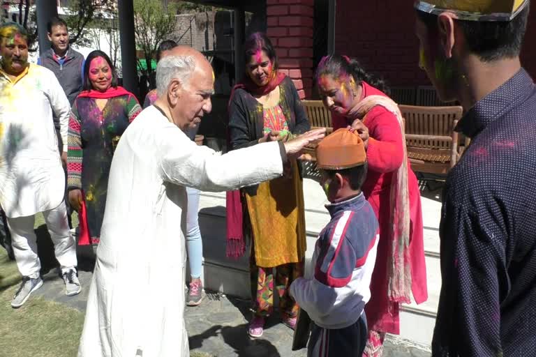 Former CM Shanta Kumar celebrates holi