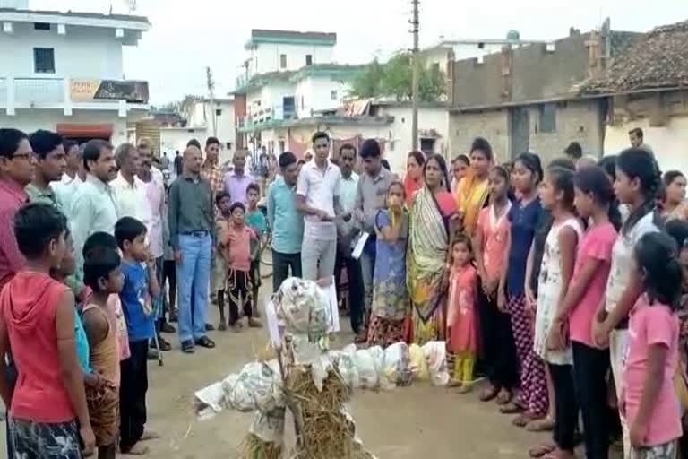 Villagers burnt effigy on Holi day in balod