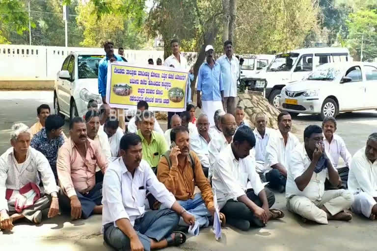 protest against yettinahole project, protest against yettinahole project in Hassan, Farmers protest against yettinahole project in Hassan,  ಎತ್ತಿನ ಹೊಳೆ ಯೋಜನೆ ವಿರುದ್ಧ ಪ್ರತಿಭಟನೆ, ಎತ್ತಿನ ಹೊಳೆ ಯೋಜನೆ ವಿರುದ್ಧ ರೈತರು ಪ್ರತಿಭಟನೆ, ಹಾಸನದಲ್ಲಿ  ಎತ್ತಿನ ಹೊಳೆ ಯೋಜನೆ ವಿರುದ್ಧ ರೈತರು ಪ್ರತಿಭಟನೆ,