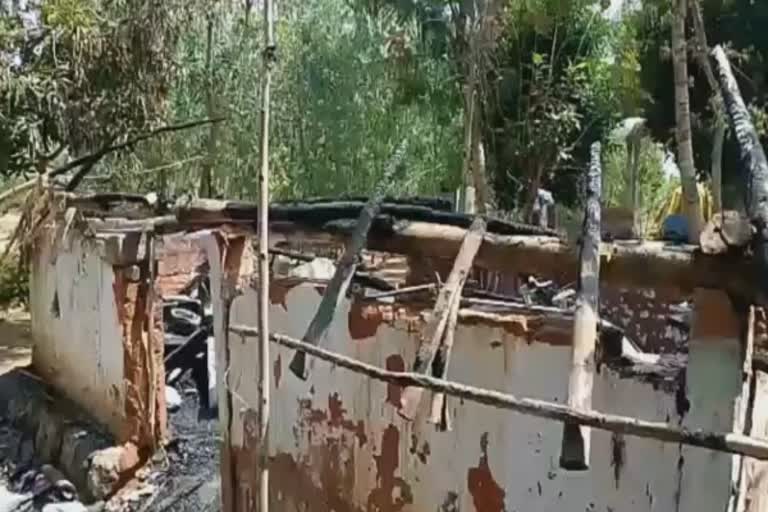 hut house burned in fire short cirucite accident  மின்கசிவால் ஏற்பட்ட தீ விபத்து  பட்டுக்கோட்டையருகே தீ விபத்து