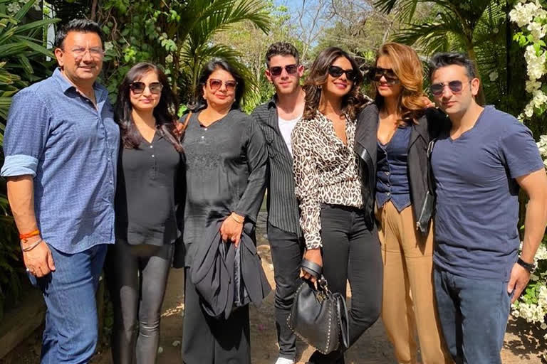 Priyanka Chopra, Priyanka Chopra news, Priyanka Chopra updates, Priyanka Chopra spends weekend with Nick Jonas, mom, प्रियंका चोपड़ा, प्रियंका चोपड़ा ने शेयर की फैमिली फोटो, निक जोनस