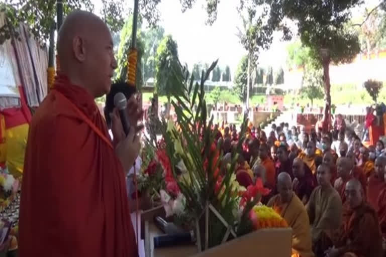 Buddhists monks  Bodh Gaya  coronavirus  covid-19  Buddhist monks offer prayers  കൊവിഡ് 19 നിര്‍മാര്‍ജനം  ബുദ്ധമത സന്യാസിമാർ  പ്രാര്‍ഥനകള്‍ നടത്തി  പാട്‌ന  ഹുയിസോങ് യാങ്