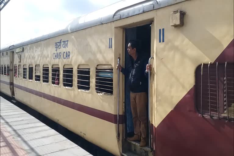 अजमेर-पुणे सुपरफास्ट रेल, Ajmer-Pune superfast train