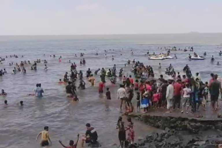 धुलिवंदन सणावर 'कोरोना' विषाणूची दहशत; समुद्र किनारी पर्यटकांची तुरळक गर्दी