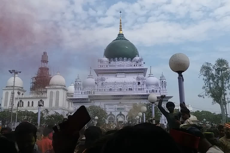 holi celebrated at dewa dargah in barabanki