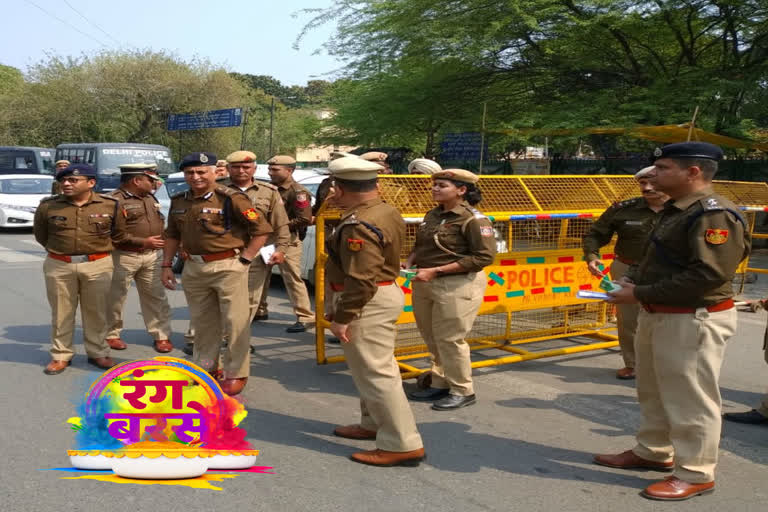 Commissioner S. N. Srivastava distributed sweets to policemen in the ocassion of Holi