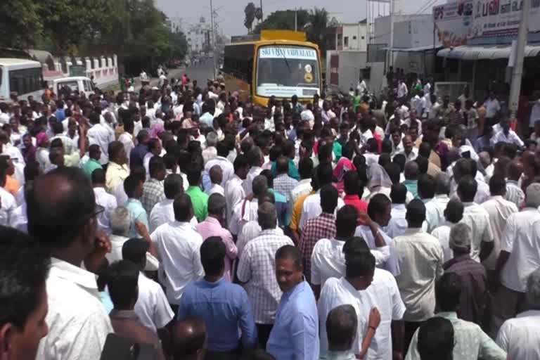 அரசு போக்குவரத்து தொழிலாளர்கள் போராட்டம்