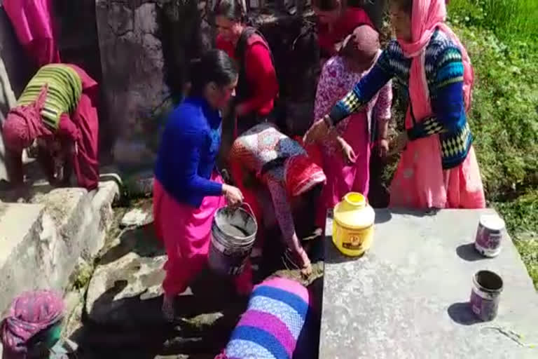 Shiva Mahila Mandal Dehri women clean bawri