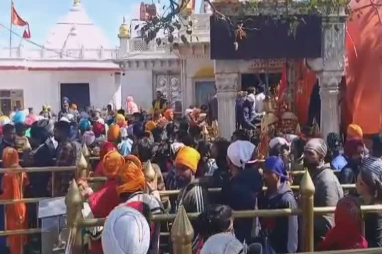 huge crowd of devotees at Naina Devi